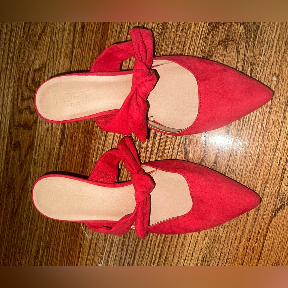 Heeled pump shoes